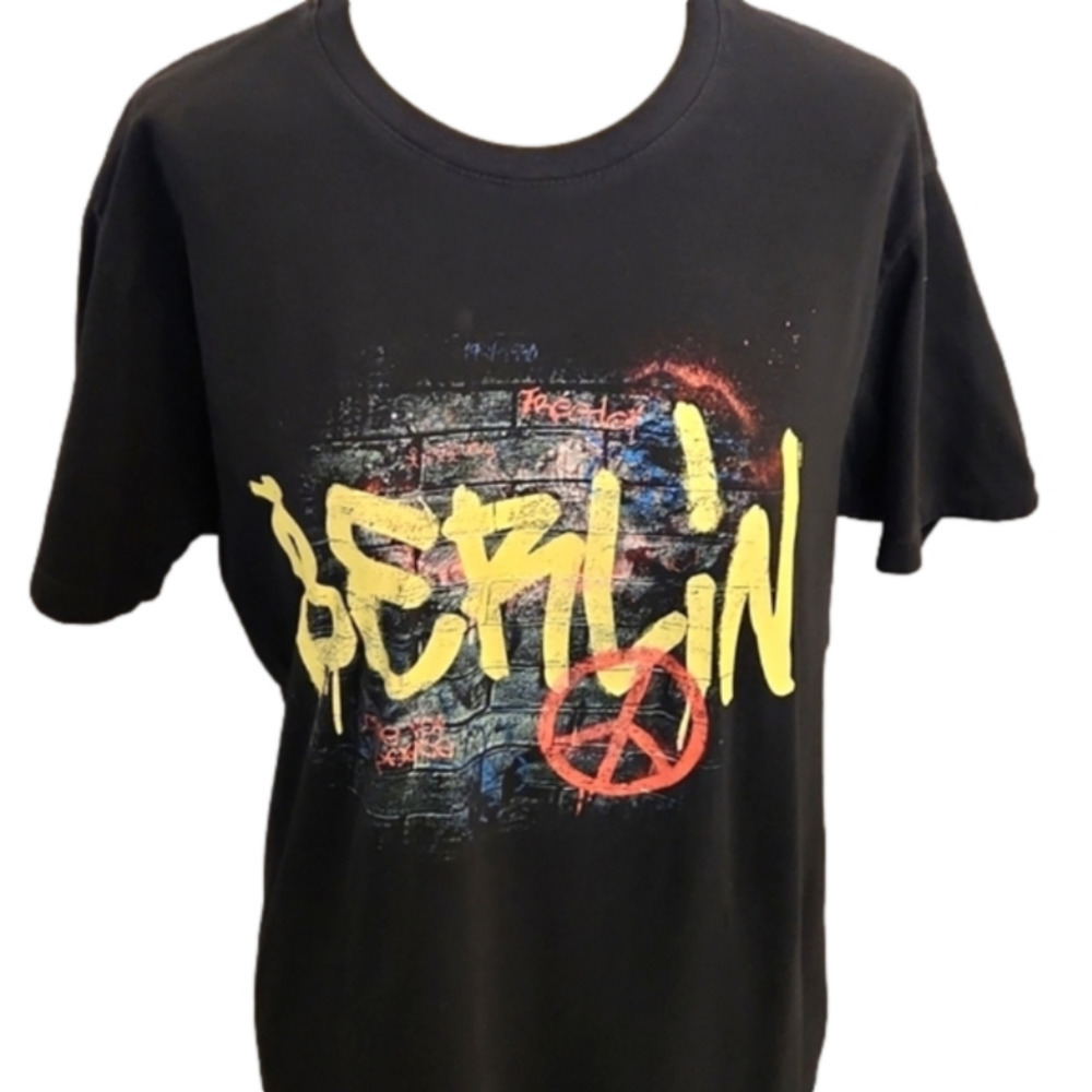 𝅺Mens B&C Collection Black Berlin grafitti tee size M/L.